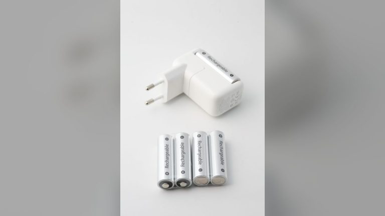 Battery charger with rechargeable batteries