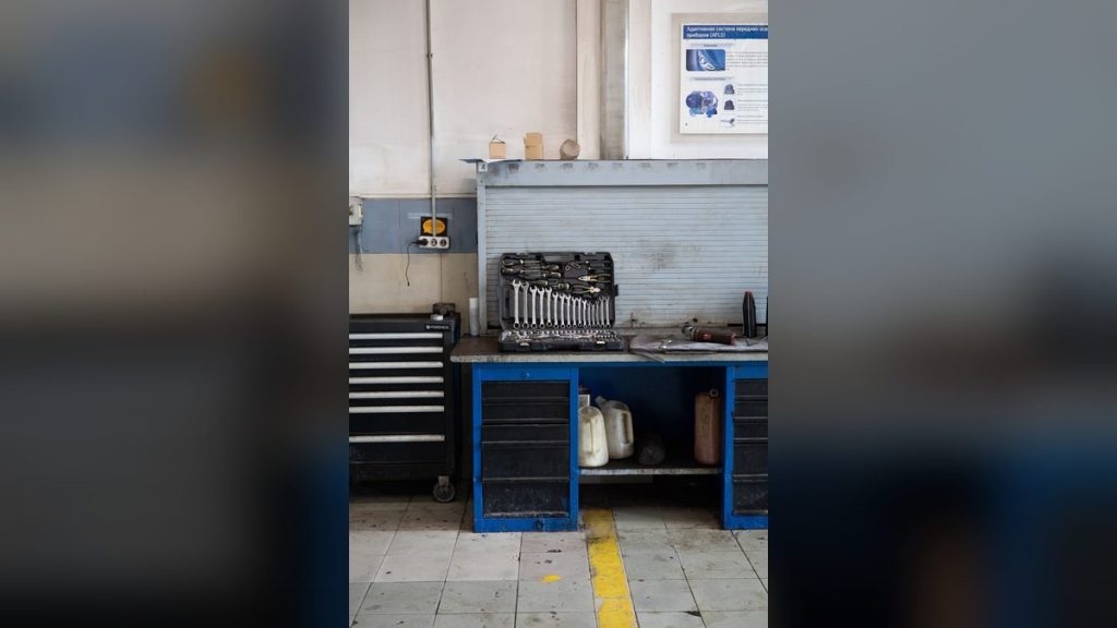 Organised workbench with a tool set