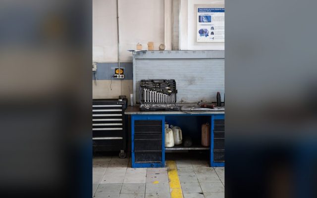 Organised workbench with a tool set