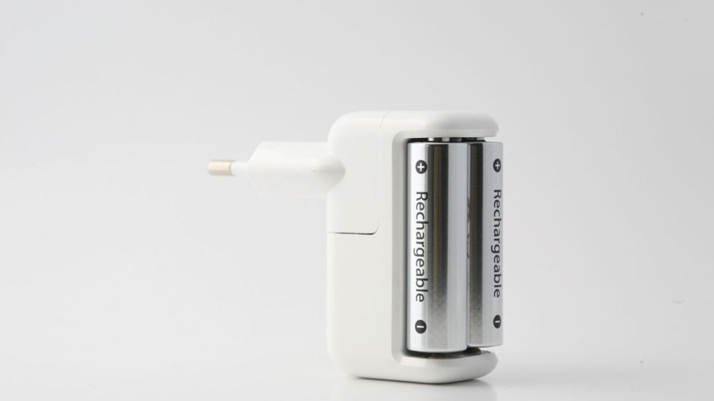 Rechargeable battery charger with two cells