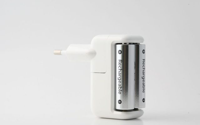 Rechargeable battery charger with two cells