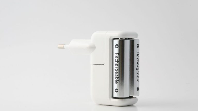 Rechargeable battery charger with two cells