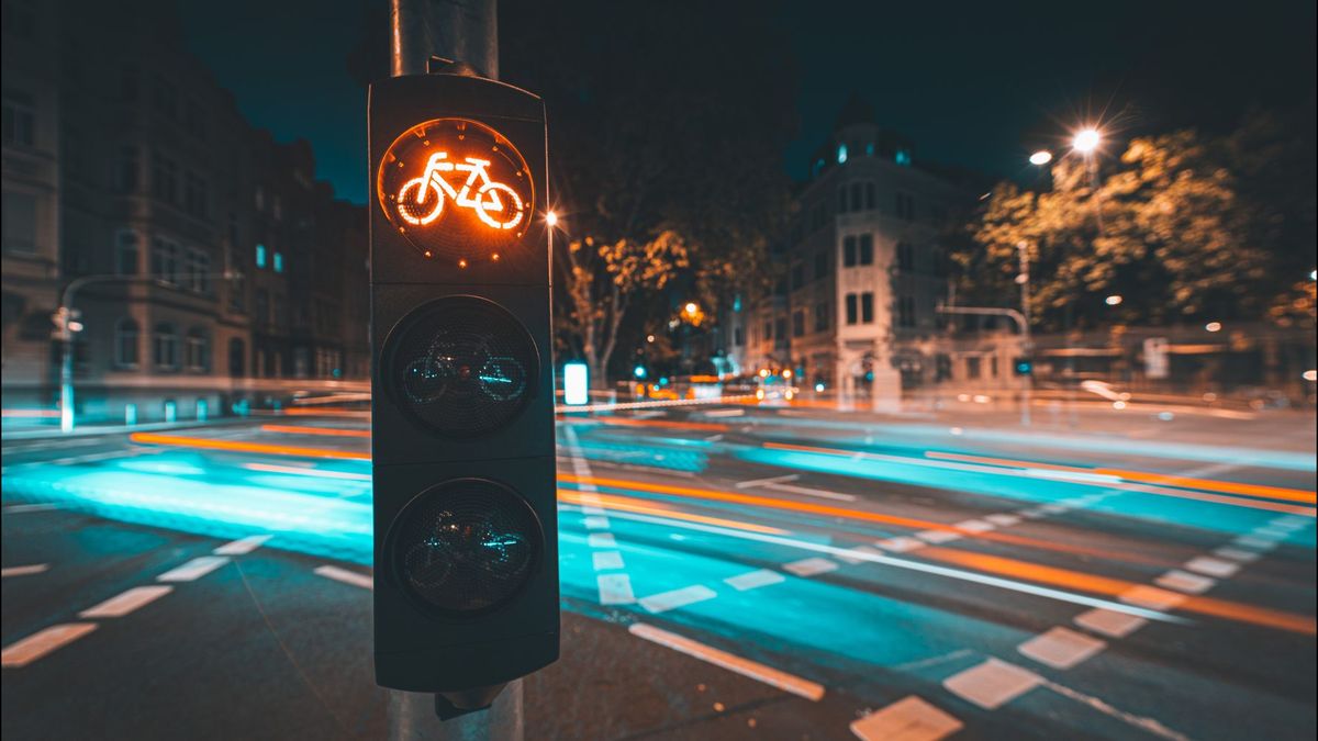 Bicycle traffic light with light trails in Wiesbaden at night