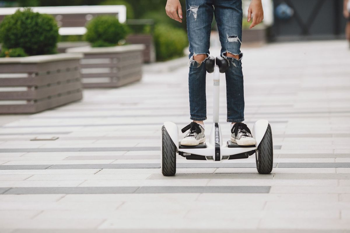 Rider on a knee-bar self-balancing scooter